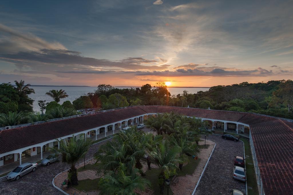 Hotel Tropical Manaus Esterno foto Sunset at the resort