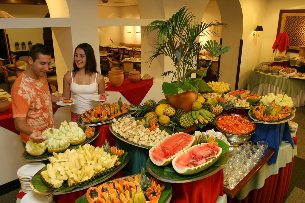 Hotel Tropical Manaus Esterno foto A fruit buffet