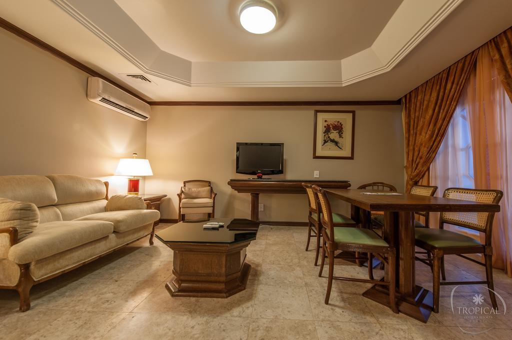 Hotel Tropical Manaus Esterno foto A living room in a suite