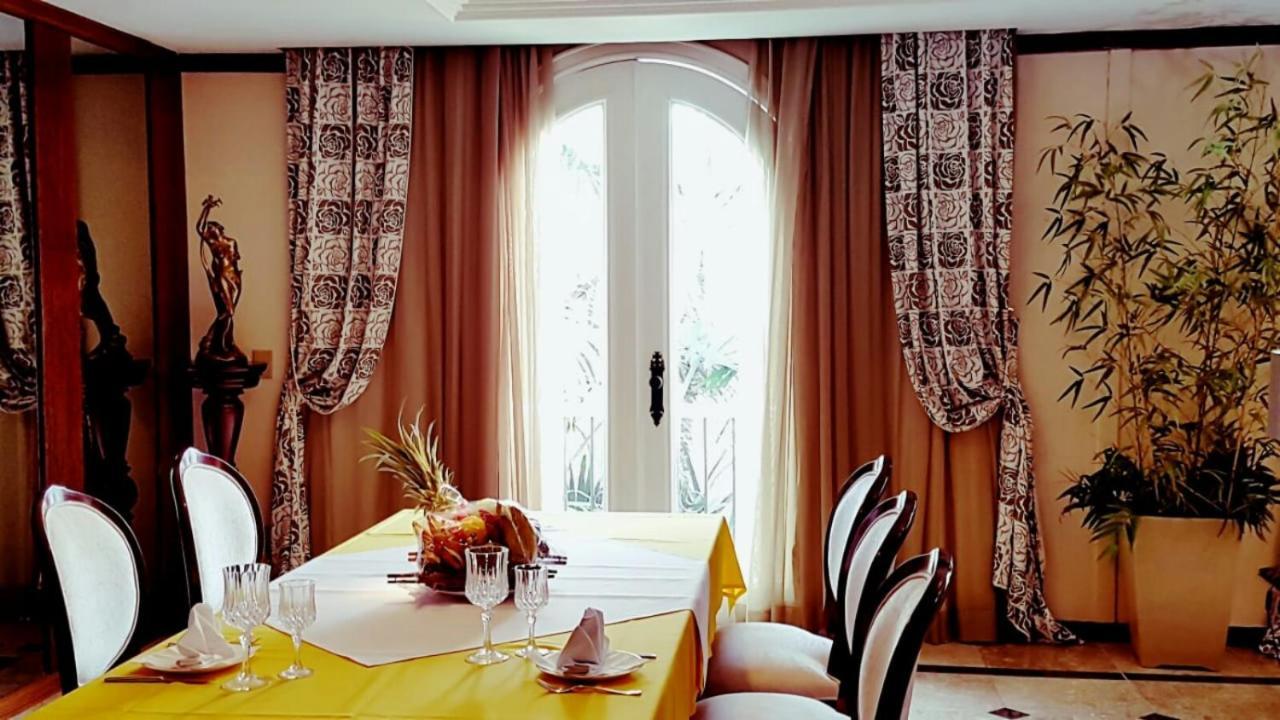 Hotel Tropical Manaus Esterno foto Curtains in a dining room