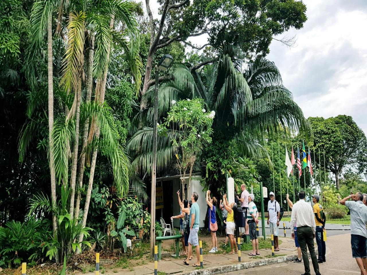 Hotel Tropical Manaus Esterno foto Visitors at the entrance of the zoo